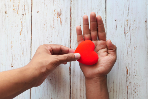 hand met rood hart